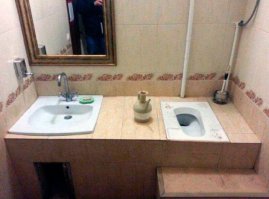 Вот ершик я-б на ступеньку поставил и спинку можно прибацать, а так классный и удобный сортир.