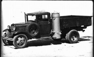 Для тех, кто сейчас начнет орать, что пиндосы уже тогда во всю были впереди планеты всей скажу: наши в военные годы использовали тоже самое. Начали устанавливаться такие установки на "полуторках". Их используют и по сей день на военных авто (фото - ЗиЛ 131).