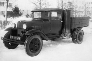 Для тех, кто сейчас начнет орать, что пиндосы уже тогда во всю были впереди планеты всей скажу: наши в военные годы использовали тоже самое. Начали устанавливаться такие установки на "полуторках". Их используют и по сей день на военных авто (фото - ЗиЛ 131).