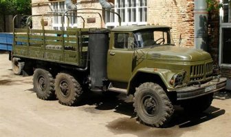 Для тех, кто сейчас начнет орать, что пиндосы уже тогда во всю были впереди планеты всей скажу: наши в военные годы использовали тоже самое. Начали устанавливаться такие установки на "полуторках". Их используют и по сей день на военных авто (фото - ЗиЛ 131).