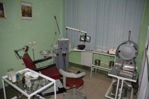 Это отечественная установка УС-30 и кресло тоже отечественное. Были еще словацкие установки "Хирана" более навороченные и их ставили себе начальники от стоматологии. 
Вот стандартное оснащение стомат кабинета 70 - 80 годов.