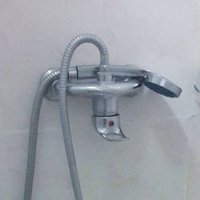 Гениально! 
Шланги итак вечно короткие, так ещё и выходы вниз делают.