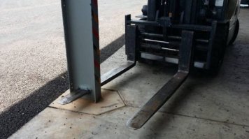 Сначала подумал "да как же так", а потом..
Погрузчик сам по себе довольно тяжелая машина, плюс противовес. Так же у него очень жесткая рама - понятно, в силу специфики работы.
Вилы погрузчика сделаны из очень непростой стали. Очень непростой.
Масса погрузчика.. тут сложно, конечно, сказать, но если посмотреть на размер передних колес, то я бы говорил о грузоподъемности тонны в 2,5, может 3. Сам по себе такой погрузчик будет весить тонны 4-4,5.

Теперь про опору. Видится мне двутавр, 25-го или 20-го размера, с толщиной стенки миллиметров 6 (хотя может быть и 8, но мне кажется 6).

Далее простая физика.
Е=m*v*v/2, т.е. при скорости в 15 километров в час и массе в 4 тонны в системе СИ получаем около 35000 джоулей энергии на маленьком пятне контакта (помним про непростой металл вил). Если соотнести эту энергию с огнестрельным оружием, то, из вики, промежуточный патрон 7,62×39 мм имеет энергию 2100 джоулей, т.е. в ~16 раз меньше..