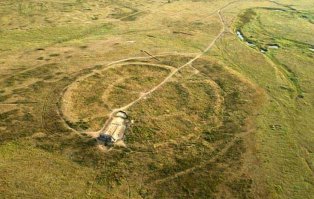 Аркаи́м — укреплённое поселение эпохи средней бронзы рубежа III—II тыс. до н. э., относящееся к т. н. «Стране городов». Расположено на возвышенном мысу, образованном слиянием рек Большая Караганка и Утяганка в 8 км к северу от посёлка Амурский Брединского района и 2 км к юго-востоку от посёлка Александровского Кизильского района Челябинской области. Поселение и прилегающая к нему территория с целым комплексом разновременных памятников археологии является природно-ландшафтным и историко-археологическим заповедником — филиалом Ильменского государственного заповедника имени В. И. Ленина УрО РАН. Памятник отличается уникальной сохранностью оборонительных сооружений, наличием синхронных могильников и целостностью исторического ландшафта.