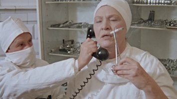 - Резать к чертовой матери! Не дожидаясь перитонитов. 
- Единственно прогрессивный взгляд.
- Ты права, моя дорогая. С этим отростком пора кончать!