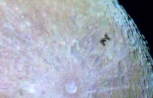 Зум не оптический а компьютерный, картинка смазана и вся дрожит. Такие вещи снимают со штатива. 
На более приличную оптику можно снять реально красивые фотографии, например такую.