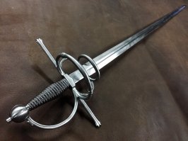 Ну, в русском рапира часто включает так же и spada da lato (sidesword на английском), а это вполне себе не гражданская штука, пробивающая доспехи на ура. Хотя официально, спада да лато это скорее переходной этам от длинных мечей к полноценным рапирам (отдельный вариант - всякие палаши типа скьявоны).

Вот картинка spada da lato.