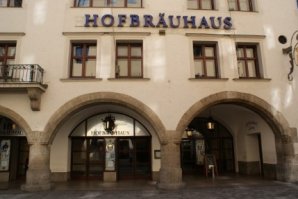 Hofbräuhaus
Открылся в качестве придворной пивоварни баварских герцогов в 1607 году. С 1828 года пивоварня открыта для свободного посещения.