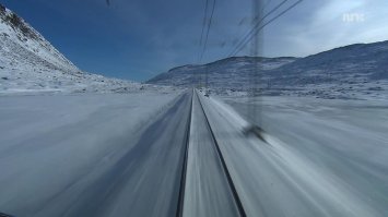 Берген — Осло, если не ошибаюсь. Длительность видеоролика — 7 с лишним часов, то есть ровно столько реального времени, сколько идёт поезд, из кабины которого велась съёмка. Смотреть лучше в хорошем качестве, на большом экране и с перерывами, если вы не любитель сидеть семь часов перед экраном.