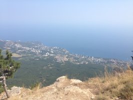 Только что из Ялты приехали домой, в СПб. 
3000 км - на топливо ~8000р. 
Вид на Ялту с Ай-Петри.