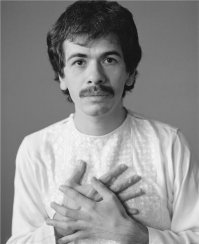 Карлос Сантана и в молодости и в старости при одних и тех же усах :)