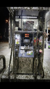 напомнило фильм "Чужие" (Aliens), когда в фильме комманда пехотинцев оказалась в центре климатической установки, и нельзя было использовать боевые патроны, что бы не взорвать реактор. тут такая же ситуация, только огнемет использовать нельзя.