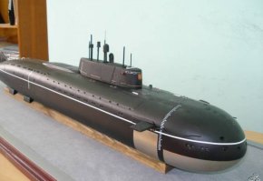 Горизонтальный руль находится выше и ближе к носу. Дыра всё таки ниже и ближе к рубке.