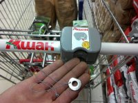 Сотрудники китайского супермаркета поднимают тележки на эскалаторе