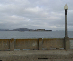 Вроде туда несколько катеров ходит... Мы не поехали, было холодно. Будете в Сан-Франциско  - возьмите экскурсию на автобусе по городу. На своей машине там очень неудобно.