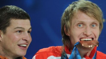 Эмоциональная китайская пловчиха Фу Юаньхуэй 