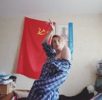 Из Дисциплинарного Устава СССР.
Поощрения, применяемые для женщин-военнослужащих:
Снять ее на фоне развернутого Красного Знамени