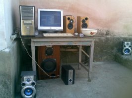 А тут ничего необычного и смешного: просто люди во дворе дома шашлыки делают, гуляют - и музыку на улицу вынесли, всё правильно; я тоже так делал, когда в частном доме жил.