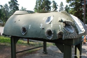 вот отверстие от кумулятивного снаряда. не путайте.