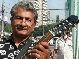 С 90-х годов певец живёт и работает в Твери, где заведует культурным центром