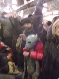 И что в этом фото не так? Просто сотрудник "Рен-ТВ" на работу едет.