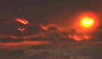 Странный какой-то пост.Надергали картинок и считаете, что знаете все о войне.Вот так выглядит война.когда среди ночи видишь куски горящего того, что не должно гореть...возле дома...