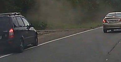 Я не писал кто прав кто виноват! Но допустим, почему не обогнать пару автомобилей, если разрешают ПДД?! Тем более, из видео видно что на встречке было как минимум три авто. Что же все такие негодяи, кругом одни нарушители получается?! Теперь еще раз посмотрев видео могу обвинить видителя матиза, так как совершая маневр не убедился в безопасности! И на съезде куда он так рвался отсутствует пунктирная линия разметки. Дальше сам поймешь если знаешь ПДД.