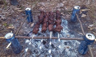 Всего-то надо 4 банки Балтики, которые распиваются в период поиска дров :)