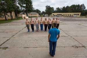 Я не понял, а почему на этой фотке парни, а на других девки? Давайте наоборот, а?