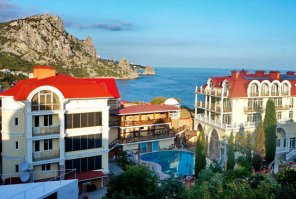 Вот в этой гостинице монтировал ограждение балконов ,высота метров 18 максимум, но как же страшно, особенно когда ветер , а ветер там постоянно.