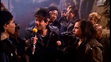 Немного дополню список - в Полицейской Академии на Махони микрофон прикрепили и внедрили в банду =) На кадре как раз момент его разоблачения.
В фильме "Правдивая ложь" Арни тоже, как никак, был агентом под прикрытием.
В фильме "Пароль рыба-меч" Холли Берри тоже якобы являлась агентом, хотя, как оказалось, Хью Джекмана развели в очередной раз =) 
Джейса Бонда, наверное, тоже можно было бы приписать, но уж больно их много.