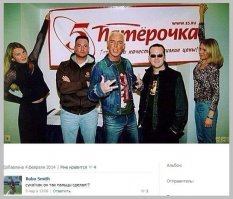 как она так пальцы держит ?