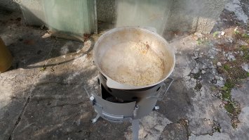 Оо, а я недавно готовый учаг купила, в пару к казану. На даче опробовала, приготовив плов, шурпу и басму. Всё получилось, порадовала экономичность учага в плане расхода топлива - у нас нет дров, хожу за хворостом, так пару сухих стволиков положишь, и готовится всё на них, и готовится.
На фото плов на этапе заложенного риса.