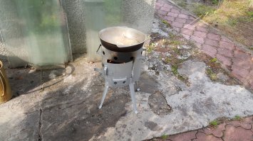 Оо, а я недавно готовый учаг купила, в пару к казану. На даче опробовала, приготовив плов, шурпу и басму. Всё получилось, порадовала экономичность учага в плане расхода топлива - у нас нет дров, хожу за хворостом, так пару сухих стволиков положишь, и готовится всё на них, и готовится.
На фото плов на этапе заложенного риса.