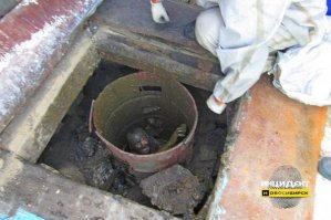 ЧП в Новосибирской области: после приема наркотиков местного жителя "понесло на подвиги". Как результат, он забрался в выгребную яму к своим соседям... Там, в дачном туалете, он и отсиживался до прибытия спасателей. Что творилось в его голове, осталось неизвестным, но едва завидев приближавшихся к нему людей, товарищ погружался с головой.