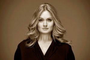 Совершенно напрасно. Анна провела большую работу над собой. 
Я понимаю, что фото не обыденное, но тут она необычно хороша, имхо.
