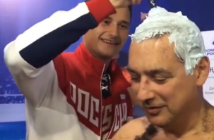 "Главный тренер сборной России по фехтованию Ильгар Мамедов сдержал свое обещание и побрился наголо после того, как российские саблистки завоевали золотые медали."