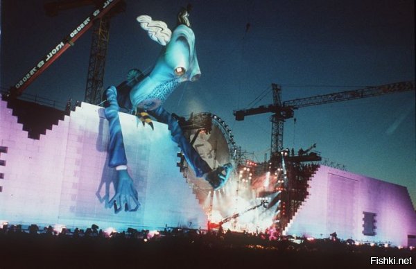 В 1990 году Pink Floyd устроил в Берлине классное шоу в честь падения берлинской стены.