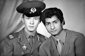 это же Сергей Исаев из уральских пельменей! С другом Яшкой-цыганом..