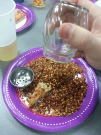 Был какой то прикол у дальнобойщиков, в кафешках откручивали крышки у перца и соли. Я как пару раз сыпанул  так до сих пор крышечку придерживаю, а скока лет уже прошло.