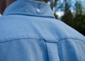 Можно эффектно подарить девушке цветок. Например, розу заранее засунуть в эту петлю, а потом внезапно вытащить из за спины. Только шипы подстричь, чтобы не мешали и не кололи спину)