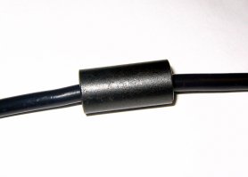 Не давно провод от БП нетбука asus делал, разъем. Я не понял зачем там ферритовый бочонок на проводе, там провод не образует кольцо.