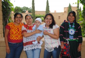 Фотки несколько неудачные, вот они и пристали. 

Коренные мексиканки. Крепко сбитые, короткие, тело "бочонком". Они сколько ни худей, всё равно такими останутся.