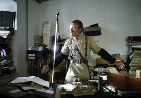 в моем любимом фильме "Свой среди чужих..."..герою Шакурова поручили офисную/бумажную работу..какие-то острые и очень понятные мне чувства возникали, когда его снова перебросили на фронт..бить белых...
один из самых для меня сильных моментов, когда он шашкой рубил бумажные свертки, стоя в лучах солнца и бумажной пыли...ух...завораживает...