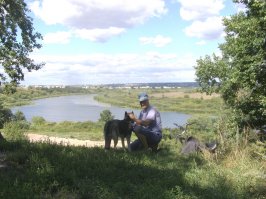 Мне - 64. Четвертый год на пенсии и не нарадуюсь. 
Никуда не надо спешить. Спать можно столько, сколько захочется. Масса свободного времени. Читаю, люблю мастерить (свой дом и отличная мастерская), сад-огород. Летом с собакой объездили все окрестные леса,  поля и реки-озера. На здоровье пока не жалуюсь (тьфу, тьфу, тьфу) - с детства дружу со спортом и сейчас регулярно, но без фанатизма. 
Главное - было бы здоровье, а остальное - приложится.