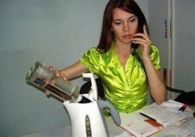 Я конечно все понимаю, но зачем она водку в чайник наливает?