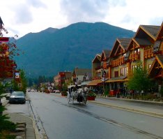 Интересные фотографии.

А вот фотографии, которые я сделал в заповеднике Банфф, одним из красивейших мест на земле,  который расположен у подножия Скалистых гор,  на западе Канады. 

Первая фотография сделана с с вершины одной из гор, куда можно подняться по канатной дороге.

На втором фото - центральная улица самого туристического городка Банфф.

А третье фото сделано в магазине сувениров, в котором продают множество ископаемых находок, найденных в Скалистых Горах.