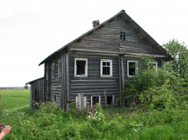 Неправильно как то у них заброшенные дома выглядят. Окна целы . провода не срезаны, даже свет горит. Не то что у нас