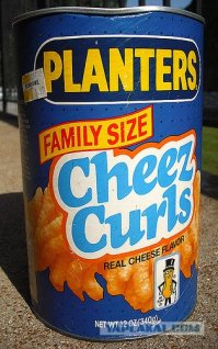 У меня первая ассоциация - пончик с чипсами PLANTERS... Раньше у нас такие продавались

на подобии...