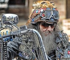 Все зависит от того, как ТЫ САМ собираешься ее встретить